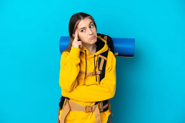 Young Mountaineer Woman Big Backpack Isolated Blue Background Thinking Idea — Φωτογραφία Αρχείου