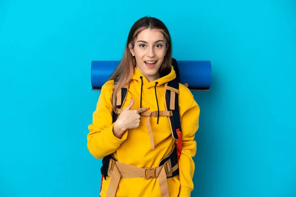 Young Mountaineer Woman Big Backpack Isolated Blue Background Surprise Facial —  Fotos de Stock