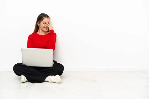 Junge Kaukasierin Mit Laptop Auf Dem Boden Sitzend Und Lachend — Stockfoto