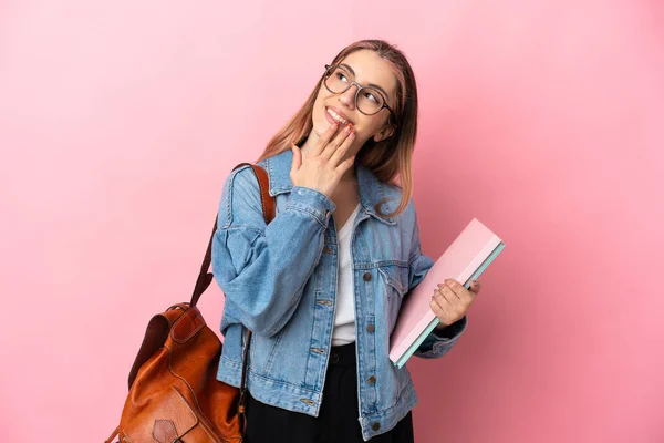 Jovem Caucasiana Estudante Mulher Isolada Fundo Rosa Olhando Para Cima — Fotografia de Stock