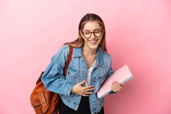 Jovem Mulher Estudante Caucasiano Isolado Fundo Rosa Sorrindo Muito — Fotografia de Stock