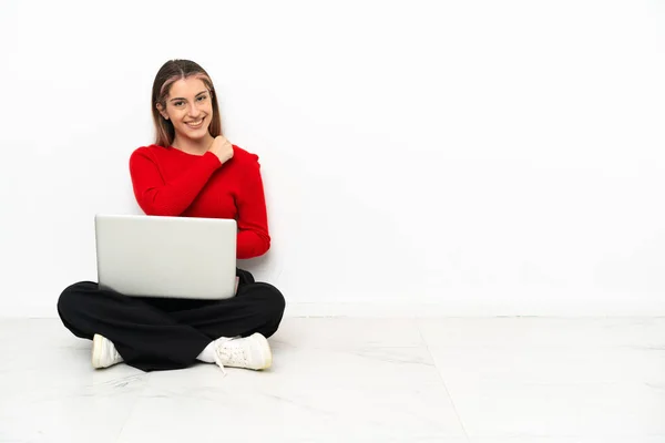Junge Kaukasierin Mit Laptop Sitzt Auf Dem Boden Und Feiert — Stockfoto