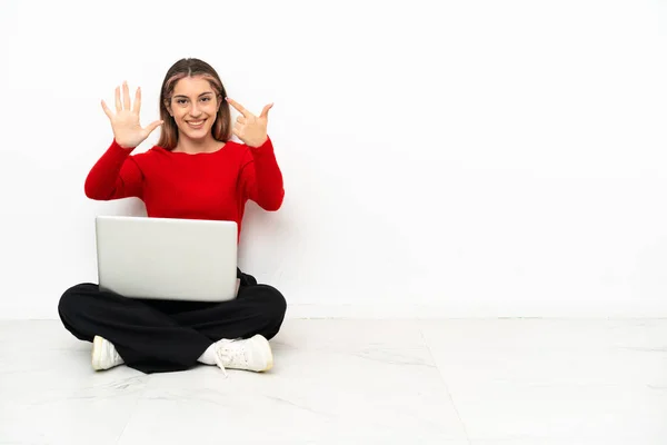 Young Caucasian Woman Laptop Sitting Floor Counting Seven Fingers — Φωτογραφία Αρχείου
