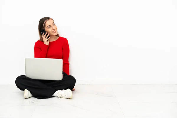 Young Caucasian Woman Laptop Sitting Floor Keeping Conversation Mobile Phone — Stockfoto