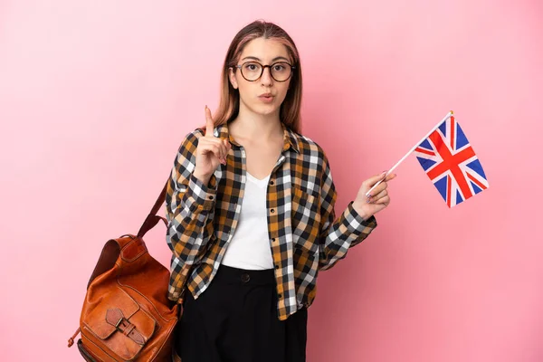 Jovem Hispânica Segurando Uma Bandeira Reino Unido Isolada Fundo Rosa — Fotografia de Stock