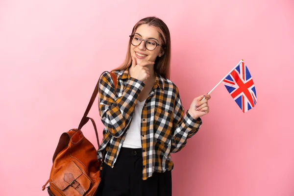 Mujer Hispana Joven Sosteniendo Una Bandera Del Reino Unido Aislada — Foto de Stock