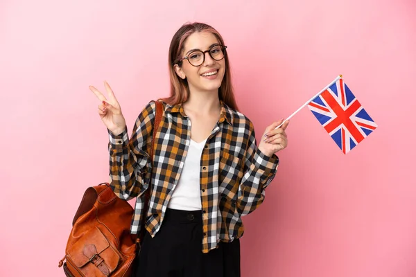 Mladá Hispánka Drží Vlajku Spojeného Království Izolované Růžovém Pozadí Úsměvem — Stock fotografie