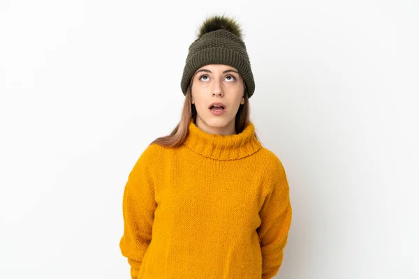 Ung Flicka Med Vinter Hatt Isolerad Vit Bakgrund Tittar Upp — Stockfoto