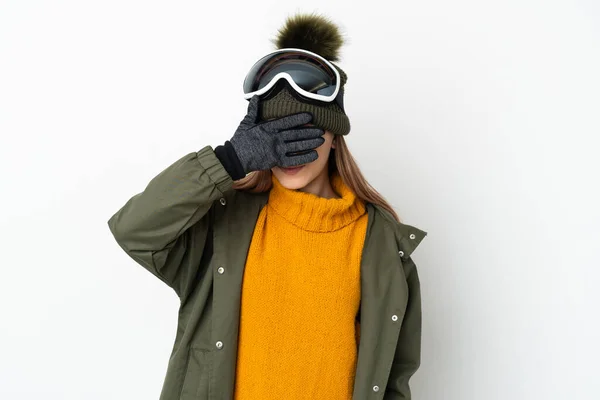 Скромна Біла Жінка Сноубордистськими Окулярами Ізольована Білому Тлі Покриваючи Очі — стокове фото