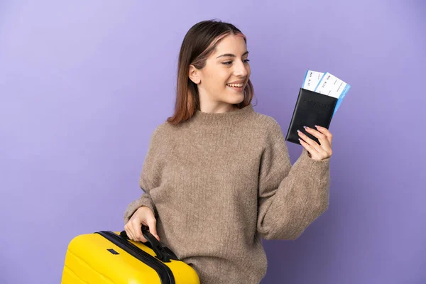 Jonge Blanke Vrouw Geïsoleerd Paarse Achtergrond Vakantie Met Koffer Paspoort — Stockfoto