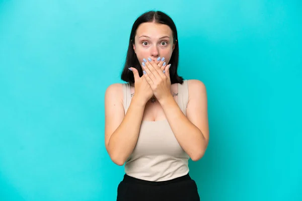 Ung Kaukasisk Kvinna Isolerad Blå Bakgrund Täcker Munnen Med Händerna — Stockfoto