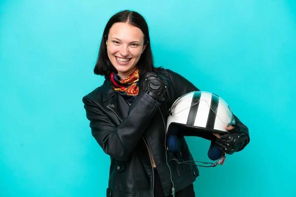 Joven Mujer Caucásica Con Casco Moto Aislado Sobre Fondo Azul —  Fotos de Stock