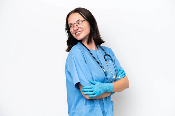 年轻的护士高加索女人 与白色背景隔离 双臂交叉 快乐无比 — 图库照片