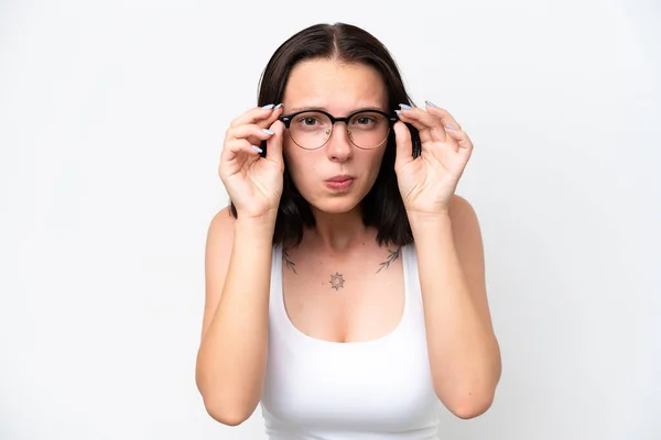 白地に隔離された若い白人女性眼鏡と不満そうな表情 — ストック写真
