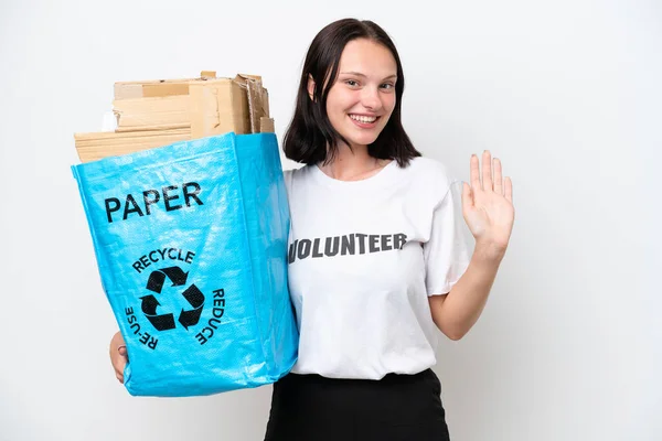 Junge Kaukasische Frau Hält Eine Recyclingtüte Voller Papier Zum Recyceln — Stockfoto