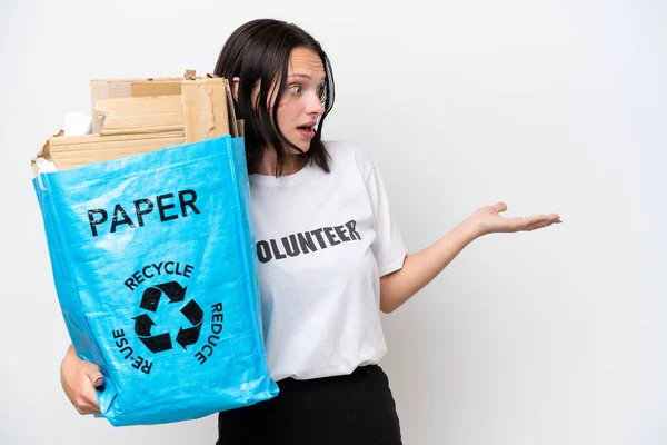 Młoda Kaukaska Kobieta Trzyma Worek Papierem Recyklingu Odizolowany Białym Tle — Zdjęcie stockowe