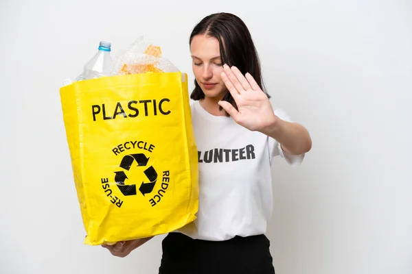 Młoda Kaukaska Kobieta Trzyma Worek Pełen Plastikowych Butelek Recyklingu Izolowane — Zdjęcie stockowe