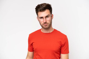 Beyaz arka planda gözlüklü, beyaz tenli genç bir adam.