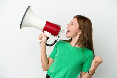 Beyaz arka planda izole edilmiş genç bir İngiliz kadın megafonla bir şey duyurmak için bağırıyor.