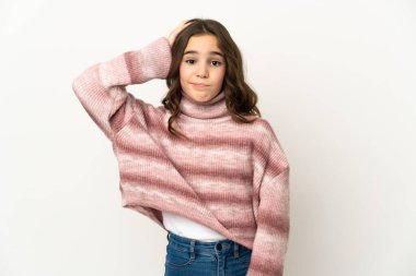 Beyaz arka planda izole edilmiş küçük beyaz bir kız hayal kırıklığı ifadesi ve anlamama.