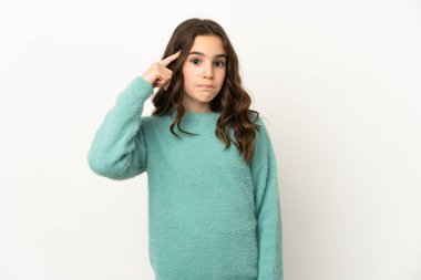 Beyaz arka planda izole edilmiş küçük beyaz kız bir fikir düşünüyor.