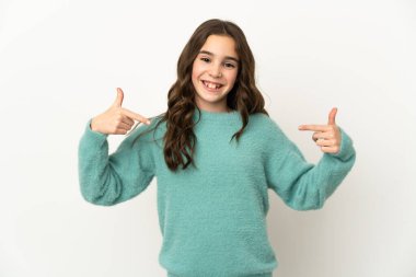 Beyaz arka planda soyutlanmış, gururlu ve kendini beğenmiş beyaz bir kız.