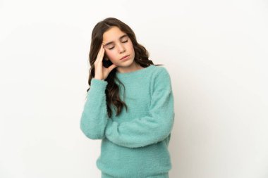 Beyaz arka planda izole edilmiş, başı ağrıyan beyaz bir kız.
