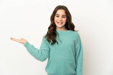 Beyaz arka planda izole edilmiş küçük beyaz kız bir ilan vermek için avucunun içinde hayali bir fotokopi makinesi tutuyor.