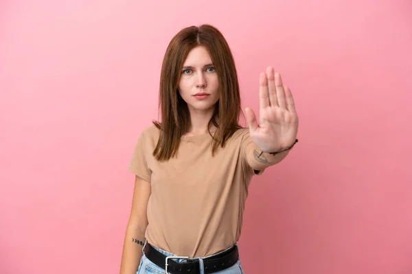 Ung Engelsk Kvinna Isolerad Rosa Bakgrund Gör Stopp Gest — Stockfoto