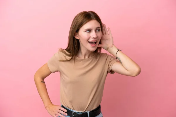 Jong Engels Vrouw Geïsoleerd Roze Achtergrond Luisteren Naar Iets Door — Stockfoto