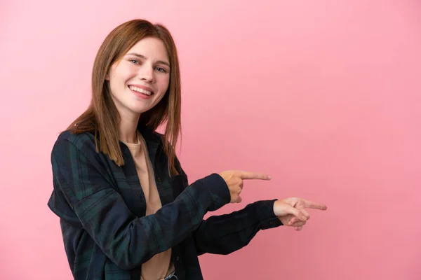 Giovane Donna Inglese Isolato Sfondo Rosa Puntando Dito Verso Lato — Foto Stock