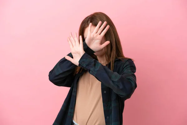 Young English Woman Isolated Pink Background Nervous Stretching Hands Front — Stock Photo, Image