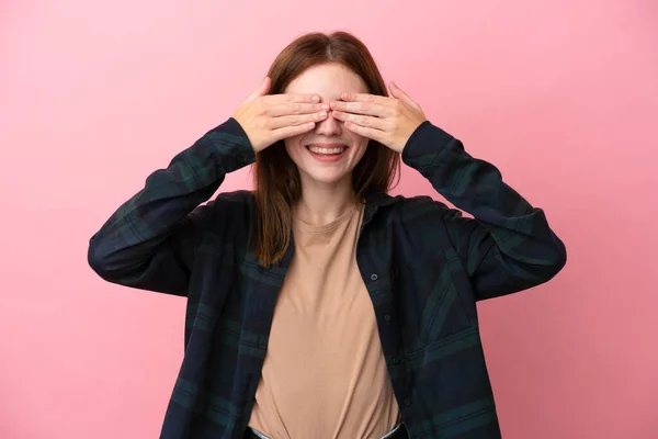Mladá Anglická Žena Izolovaná Růžovém Pozadí Zakrývající Oči Rukama Usmívající — Stock fotografie