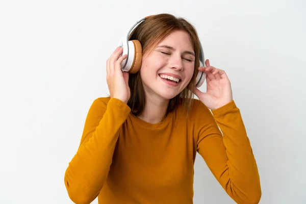 Jovem Inglesa Isolada Fundo Branco Ouvindo Música Cantando — Fotografia de Stock