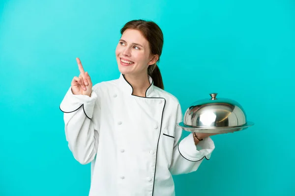 Junge Köchin Frau Mit Tablett Isoliert Auf Blauem Hintergrund Zeigt — Stockfoto