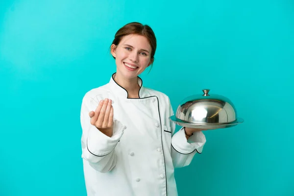 Junge Köchin Frau Mit Tablett Isoliert Auf Blauem Hintergrund Einladend — Stockfoto