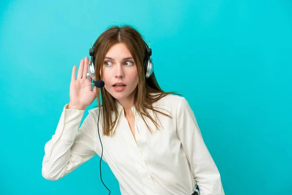 Telemarketer Angielska Kobieta Pracuje Słuchawkami Odizolowanych Niebieskim Tle Słuchając Czegoś — Zdjęcie stockowe