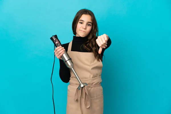 Menina Usando Liquidificador Mão Isolado Fundo Azul Mostrando Polegar Para — Fotografia de Stock