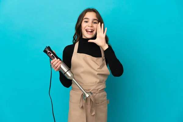 Menina Usando Liquidificador Mão Isolado Fundo Azul Gritando Com Boca — Fotografia de Stock