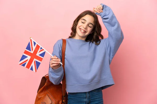 Malá Dívka Drží Vlajku Spojeného Království Izolované Růžovém Pozadí Slaví — Stock fotografie