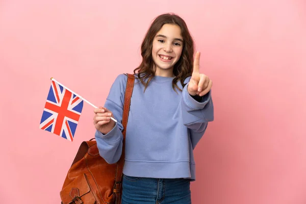Mała Dziewczynka Trzyma Flagę Wielkiej Brytanii Izolowane Różowym Tle Pokazujące — Zdjęcie stockowe