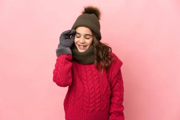 Kış Şapkalı Küçük Kız Pembe Arka Planda Izole Edilmiş Gülüyor — Stok fotoğraf