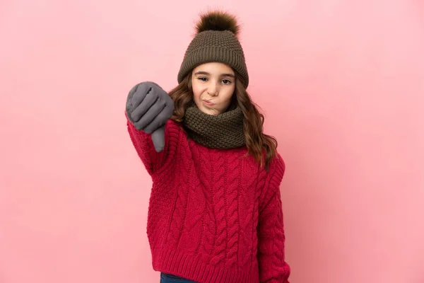 Menina Com Chapéu Inverno Isolado Fundo Rosa Mostrando Polegar Para — Fotografia de Stock