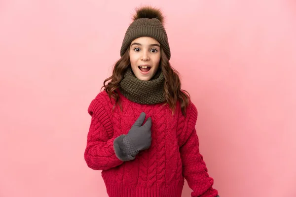 Petite Fille Avec Chapeau Hiver Isolé Sur Fond Rose Avec — Photo