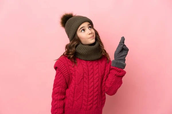 Malá Dívka Zimní Klobouk Izolované Růžovém Pozadí Prsty Křížení Přeje — Stock fotografie