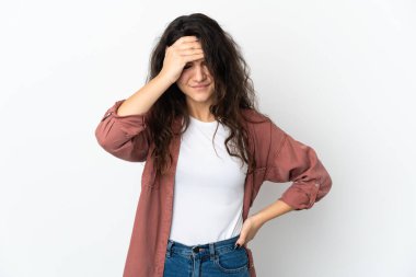 Beyaz arka planda başı ağrıyan genç Rus kız.