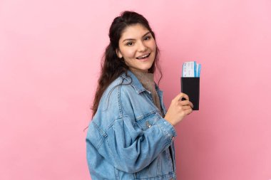 Pasaportu renkli olan güzel genç bir kadın. 