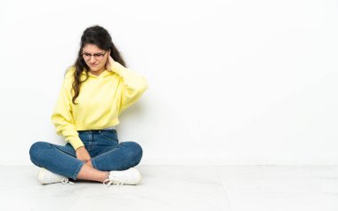 Genç Rus kız yerde boynu ağrıyordu.