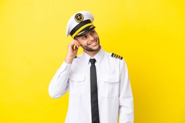 Kafkasyalı pilot sarı arka planda bir fikir buldu.