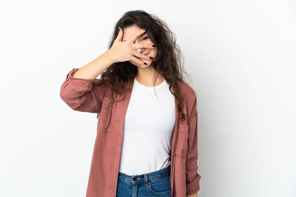 Adolescente Russo Menina Isolada Fundo Branco Cobrindo Olhos Por Mãos — Fotografia de Stock